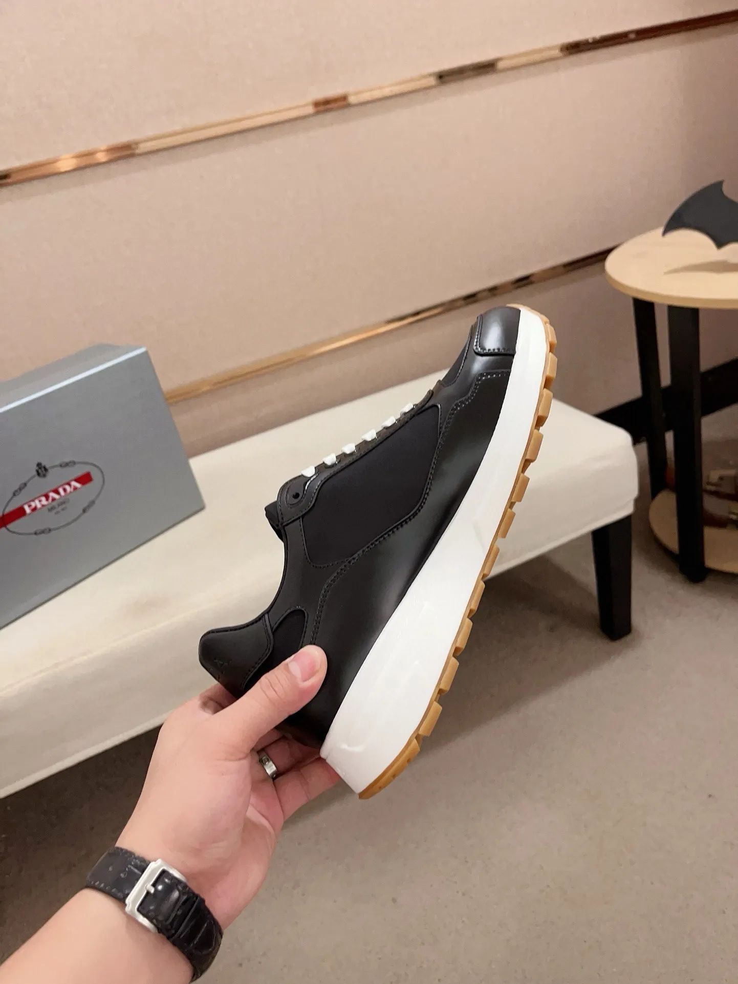 Men's Men's Shoes 💰 580💰 ✔️✔️✔️High-quality new PRADA (Prada) counters are launched simultaneously. The new men's shoes and 😘fabric are made of selected first-layer cowhide and technological glue-spraying technology. Lining: Full cowhide lining. 👍🏿High-end☄️Open-molded non-slip rubber outsole, exquisite lines, simple and elegant, comfortable and high-end for leisure travel. Code number: 38 to 44 (can be customized to 45, non-refundable!